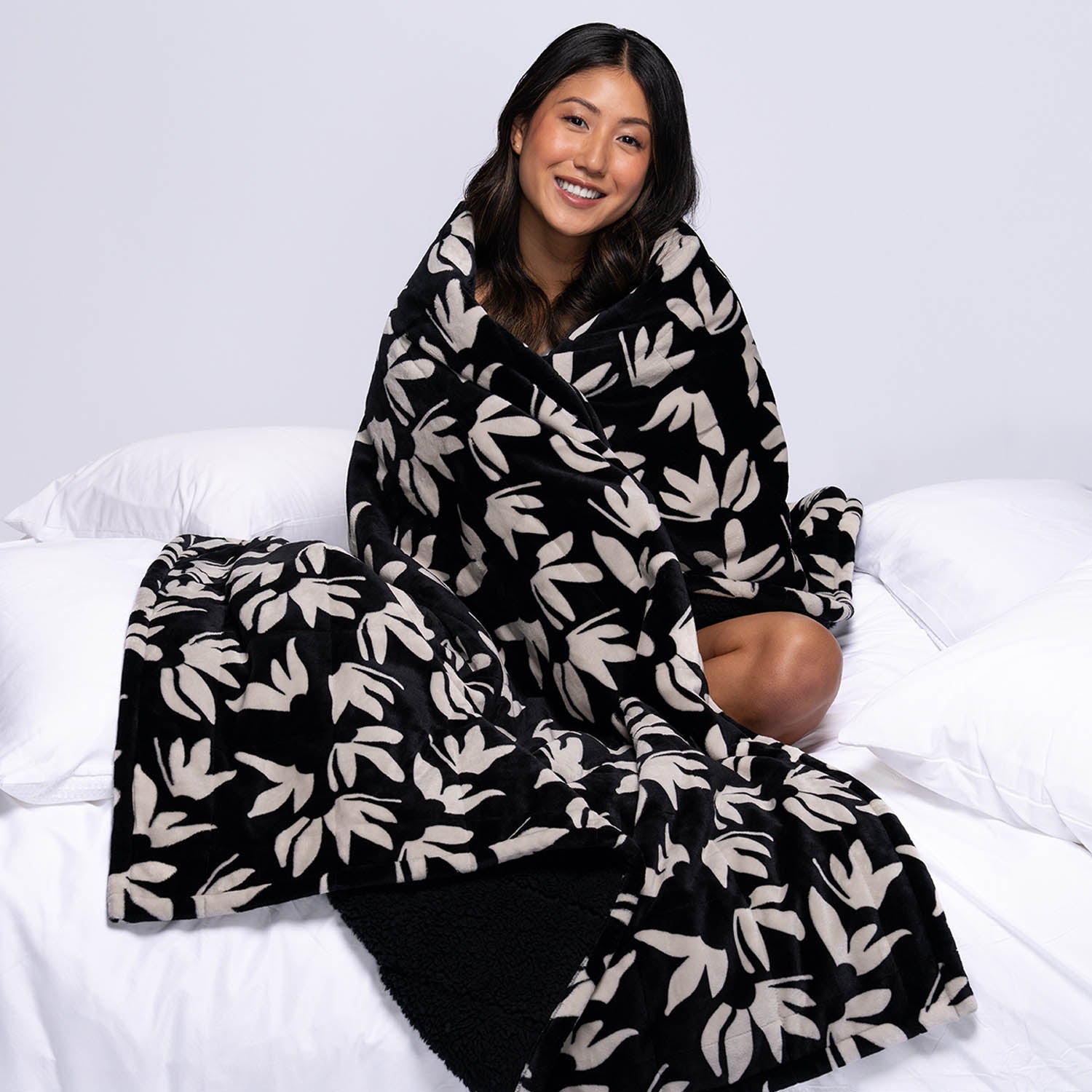 Black Floral Sherpa Blanket – The Oodie Canada