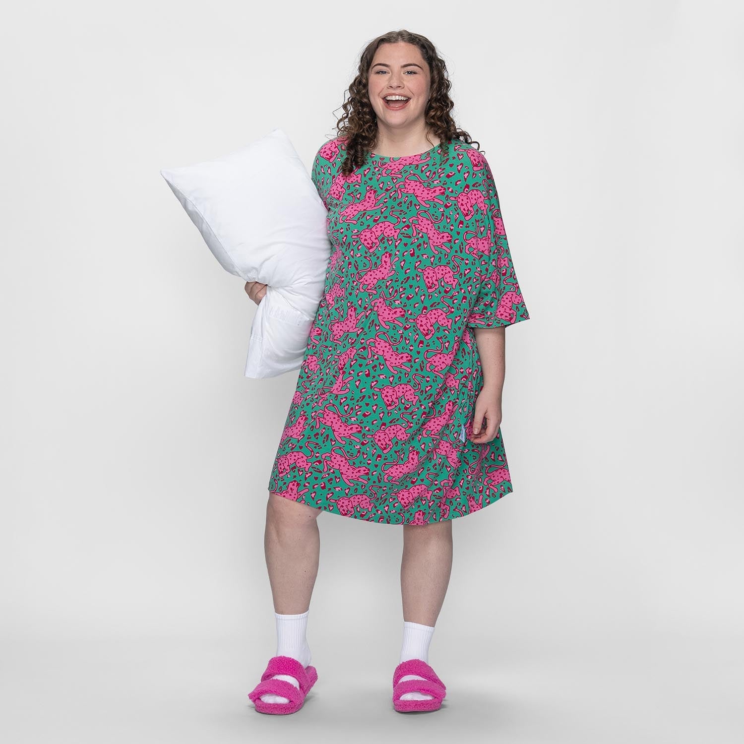 size: Finty is 5′7″ wearing a size OSFM