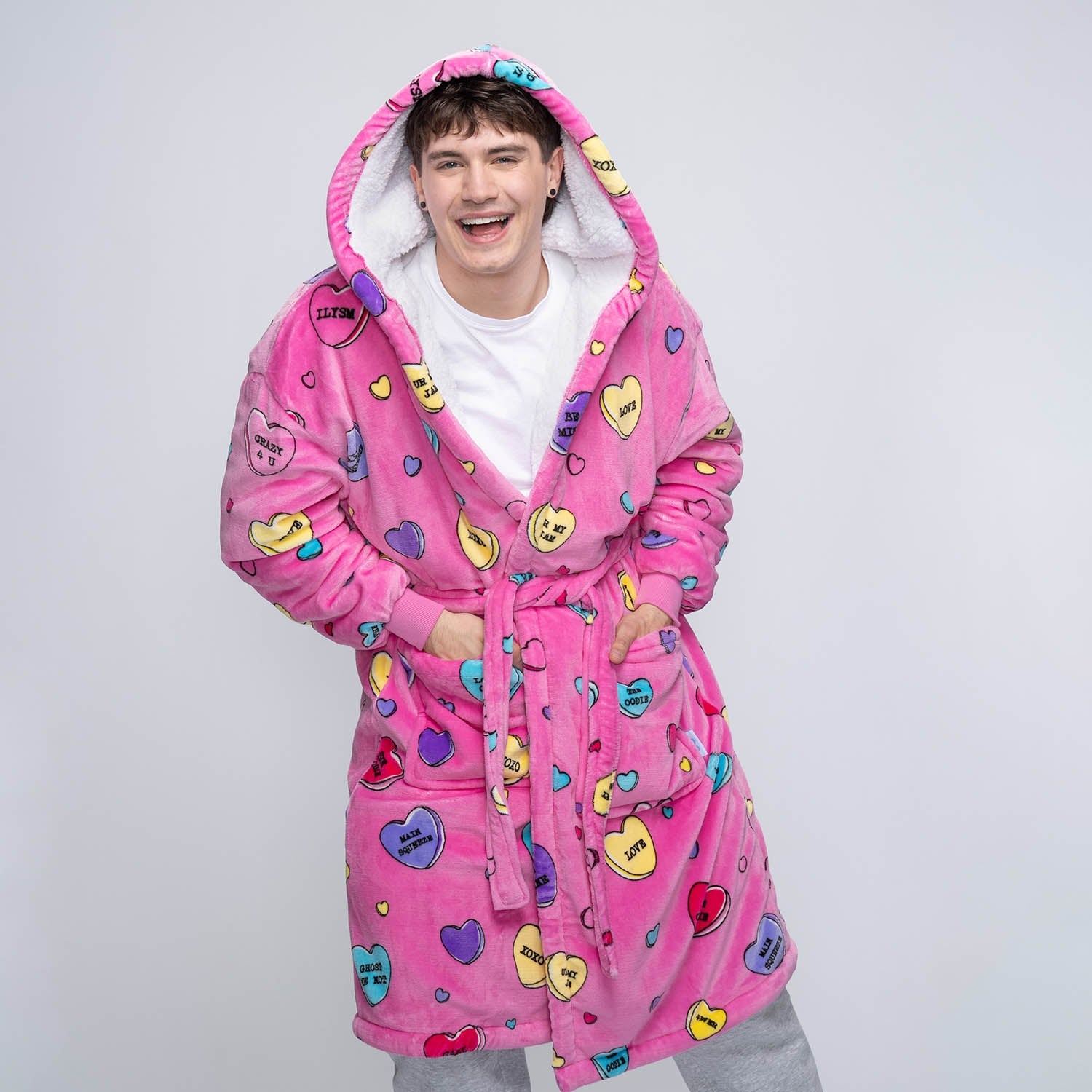 size: Connor is 6'0" wearing a size  L/XL