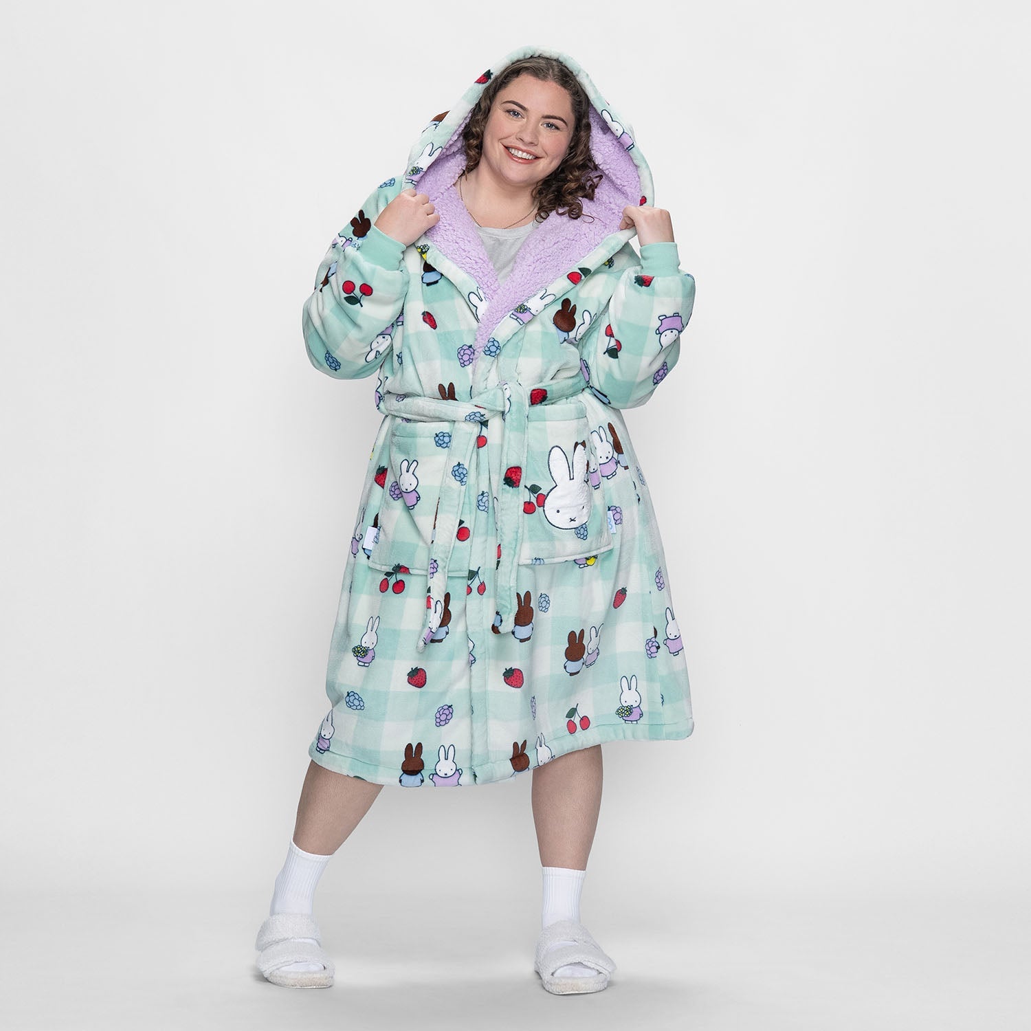 size: Finty is 5'7" wearing a size  L/XL