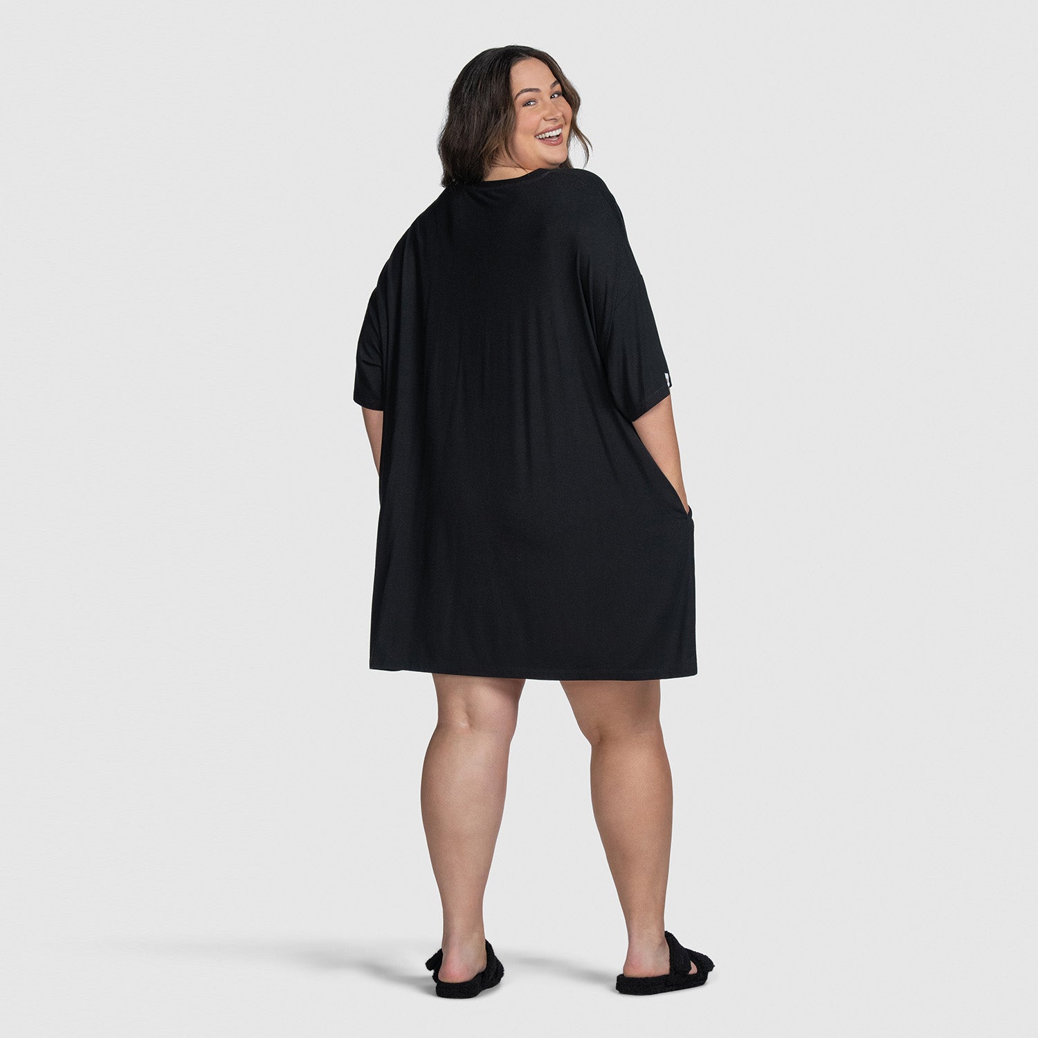 size: Caitlin is 6'0" wearing a size S-XL